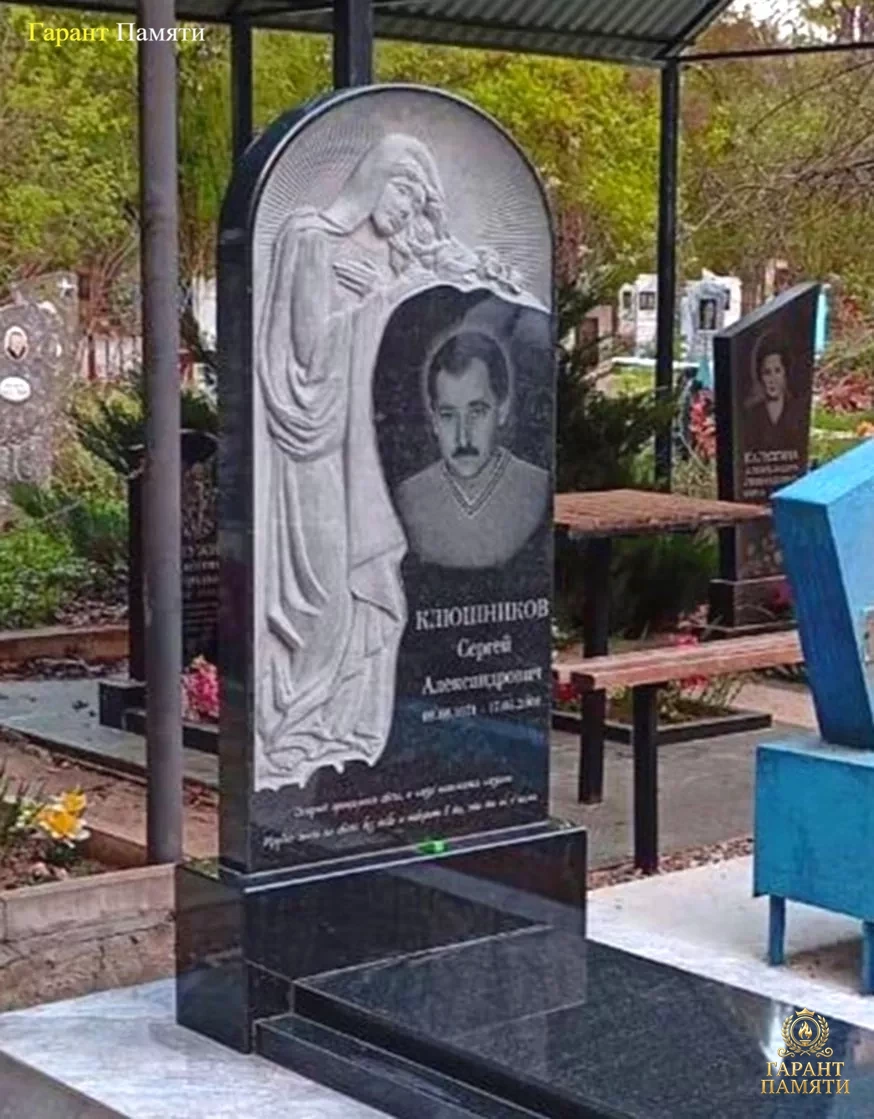 Памятник из гранита Скорбящая мать (Плачущая) 17